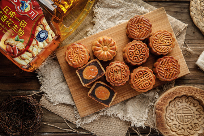 Traditional Egg Yolk and Bean Paste Mooncakes│dolly Peanut Oil X Gold Family Banquet recipe