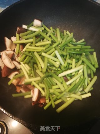 Braised Noodles with Garlic Moss recipe