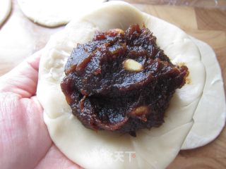 Do Not Use The Oven to Make Moon Cakes: Soviet-style Pretzel & Jujube Mud Moon Cakes recipe