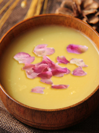 Rose and Rock Sugar Yellow Millet Porridge for Beauty and Stomach