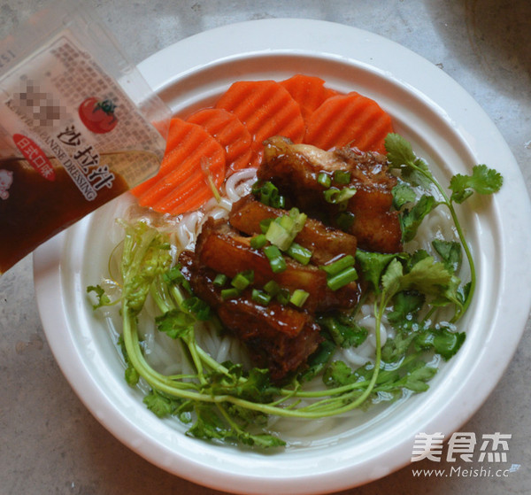 Boiled Chicken Rice Noodles with Salad Dressing and Soy Sauce recipe