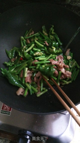 Stir-fried Pork with Garlic Sprouts and Green Pepper recipe