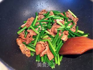 Stir-fried Large Intestine with Garlic Stalks recipe