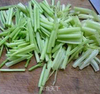 Stir-fried Celery with Lean Pork in Daylily recipe