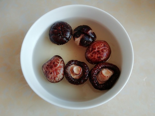 Stewed Pork Ribs Soup with Mushroom and Radish recipe