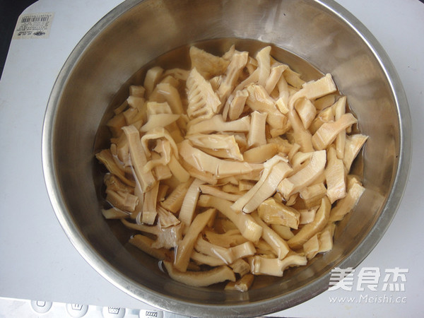 Go Oily Pork and Roast Dried Bamboo Shoots recipe