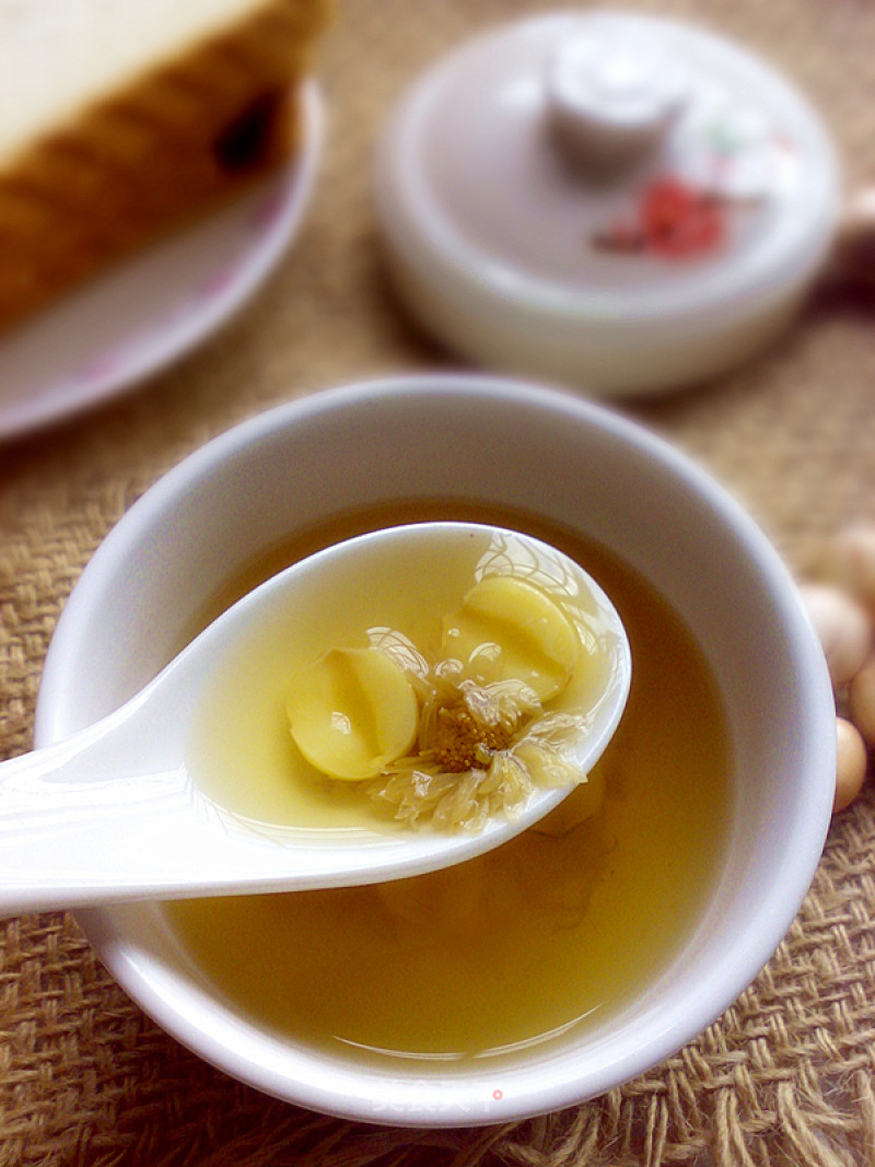 Lotus Seeds and Chrysanthemum Stewed with Rock Sugar recipe