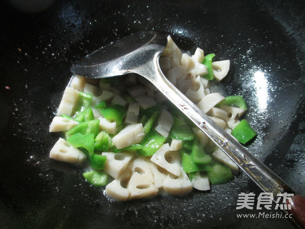 Stir-fried Lotus Root with Shrimp and Spicy Pepper recipe