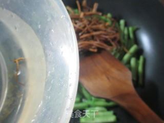 Stir-fried Plum Beans with Tea Tree Mushroom recipe