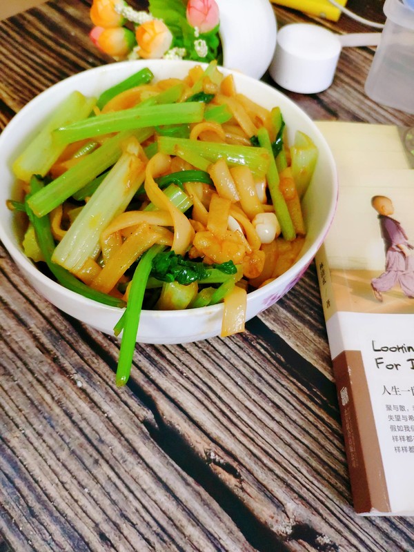 Stir-fried Hor Fun with Celery and Soy Sauce recipe