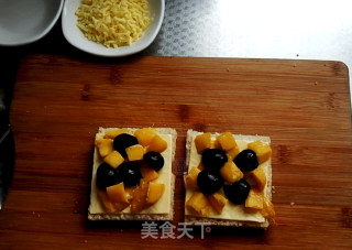 Crispy and Sweet Fruit Pizza on Toast recipe