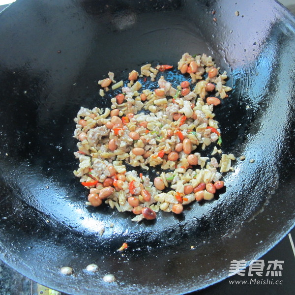 Peanuts, Minced Meat and Dried Radish recipe