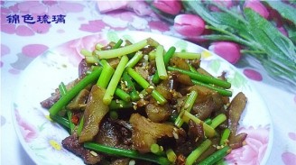 Garlic Stalks Mixed with Braised Pork recipe