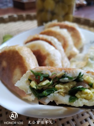 Chives, Eggs and Shrimp Skin Fried Buns recipe