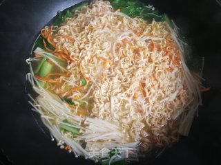 Instant Noodles with Enoki Mushroom and Cordyceps recipe