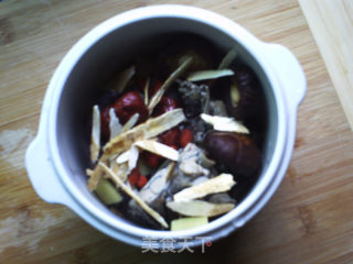 Astragalus and Chinese Wolfberry Black Chicken Soup recipe