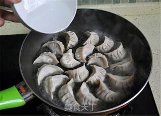 A Pot of Crispy Pan-fried Dumplings for Breakfast recipe