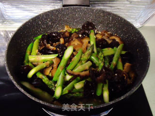 Braised Asparagus with Sea Cucumber and Fungus recipe