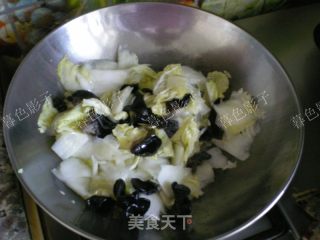 Stir Fried Fungus with Cabbage recipe