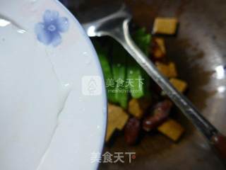 Stir-fried Spicy Sausage with Snow Beans recipe