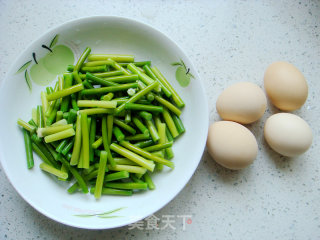 Scrambled Eggs with Garlic Stalks recipe