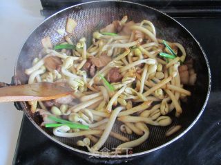 Stir-fried Pork with Peanut Sprouts recipe