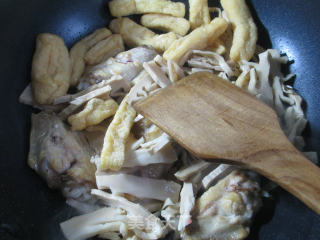 Braised Bamboo Shoots with Medium Fin Oil and Bean Strip recipe