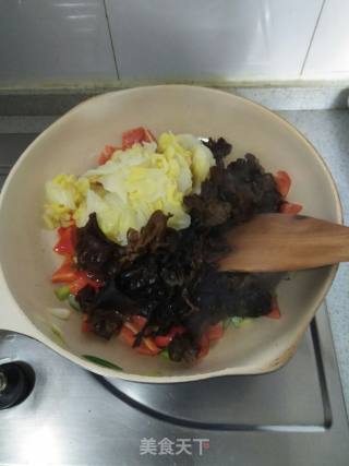 Stir-fried Bell Pepper with Cabbage Fungus recipe