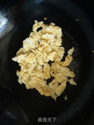 Fried Egg Sausage with Dried Flowers recipe