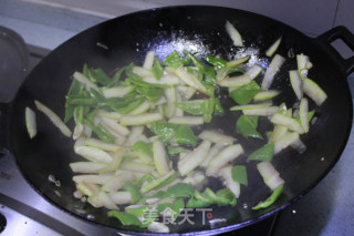 Stir-fried Sweet and Sour Green Pepper and Watermelon Peel recipe