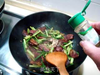 Family Fried "spicy Sausage Stir-fried Garlic Seedlings" recipe