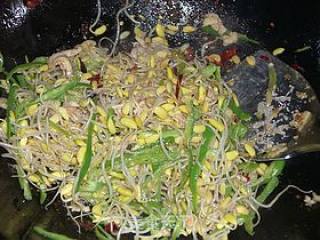 Stir-fried Black Bean Sprouts with Shredded Chicken recipe