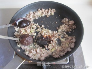 Spinach Noodles with Mushroom Meat Sauce recipe