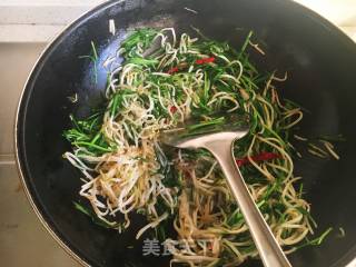 Stir-fried Leek with Mung Bean Sprouts recipe