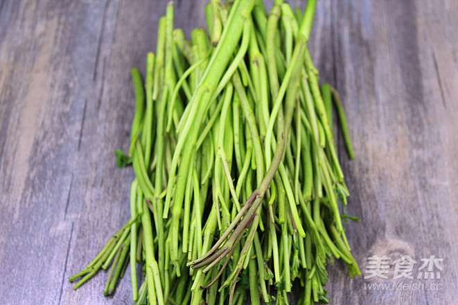 Wild Herbs in The Fragrant Season-the Cold Thorn Stick for Health and Health Care recipe