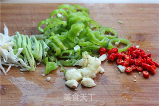 Spicy Stir-fried Xiao Ren Er Xian recipe