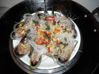 Steamed Mussels with Vermicelli and Garlic recipe