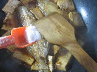 Braised Rubber Fish with Old Tofu recipe