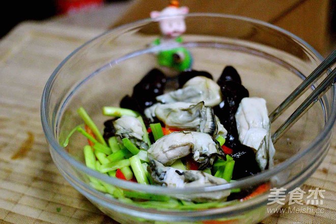 Sea Oysters Mixed with Garlic Sprouts recipe