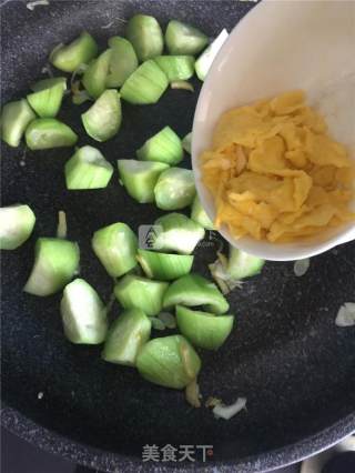 Scrambled Eggs with Loofah recipe