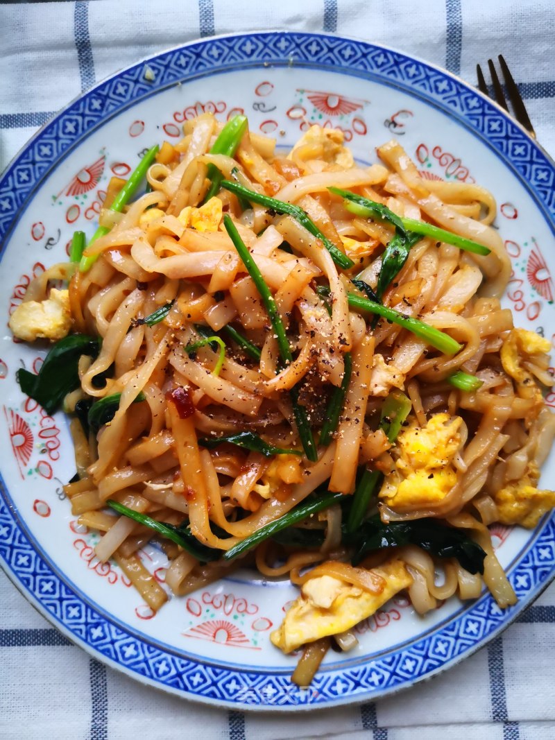 Black Pepper Spinach and Egg Fried Noodles recipe