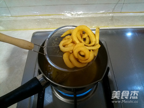 Spiral French Fries with Seaweed and Mint Leaf recipe