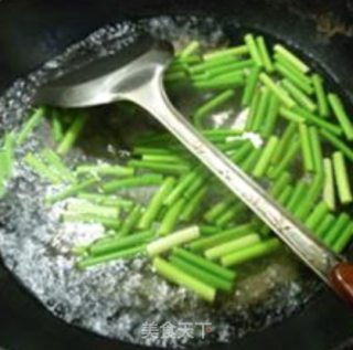 Stir-fried Dried Tofu with Garlic Sprouts recipe