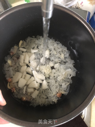 White Fungus and Snow Pear Lotus Rice Soup recipe