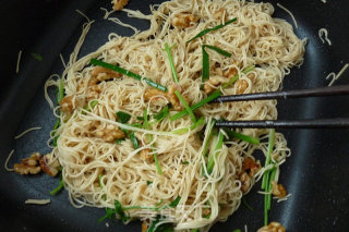 Fried Noodles with Walnuts recipe