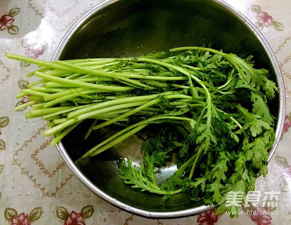 Saury Stew with Chrysanthemum recipe