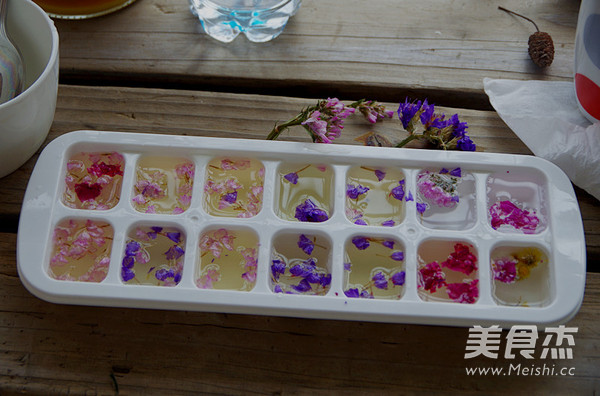 Homemade Flowers Ice Cubes recipe