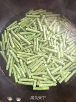 Stir-fried Long Beans with Shredded Pork recipe