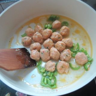 Stir-fried Meatballs with Green Peppers recipe