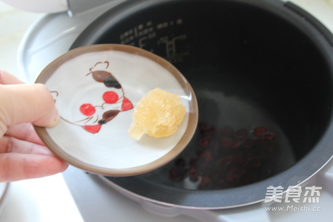 【cranberry Stewed Snow Swallow】autumn and Winter Nourishing and Nourishing Syrup recipe